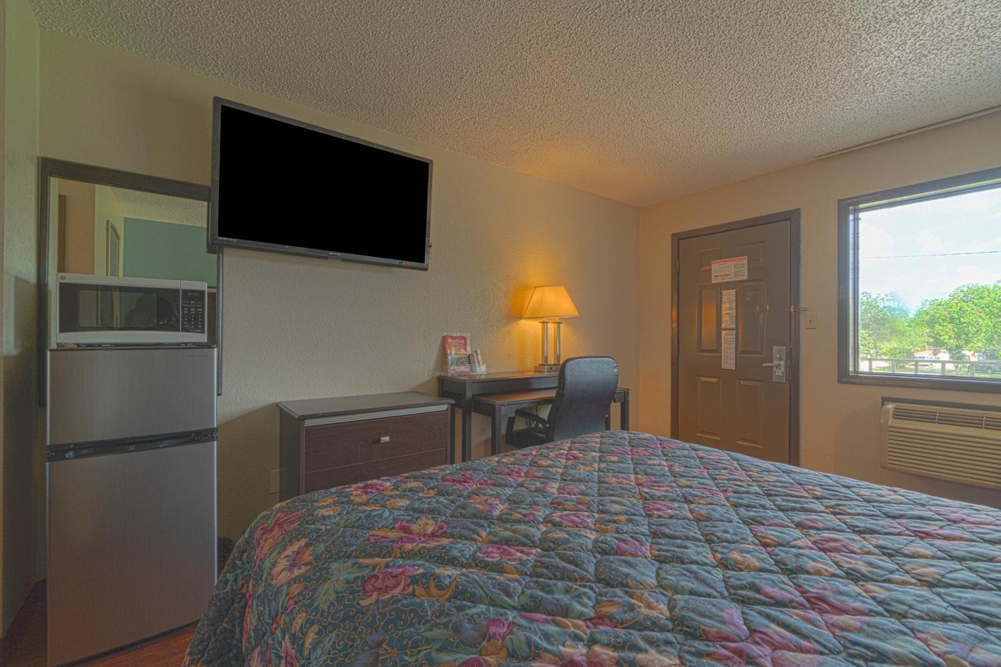 Regency Inn & Suites By Oyo Bay City Tx Exteriör bild