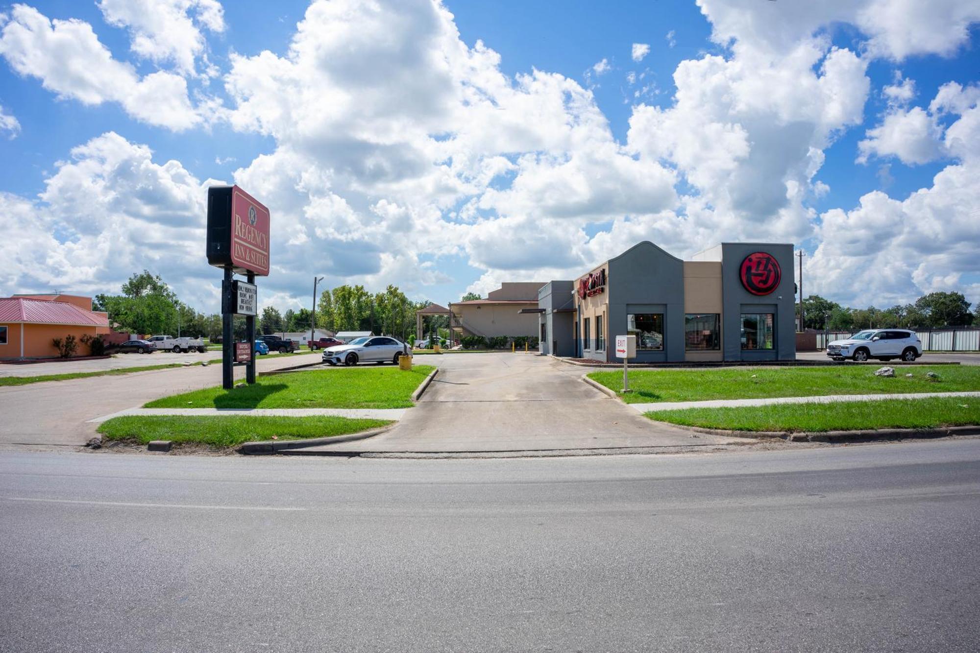 Regency Inn & Suites By Oyo Bay City Tx Exteriör bild